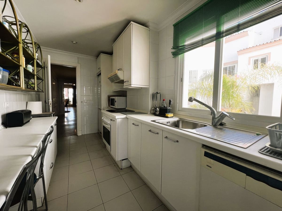 2 bedroom Apartment for sale in Puerto Banus with pool - € 950,000 (Ref: 9480455)