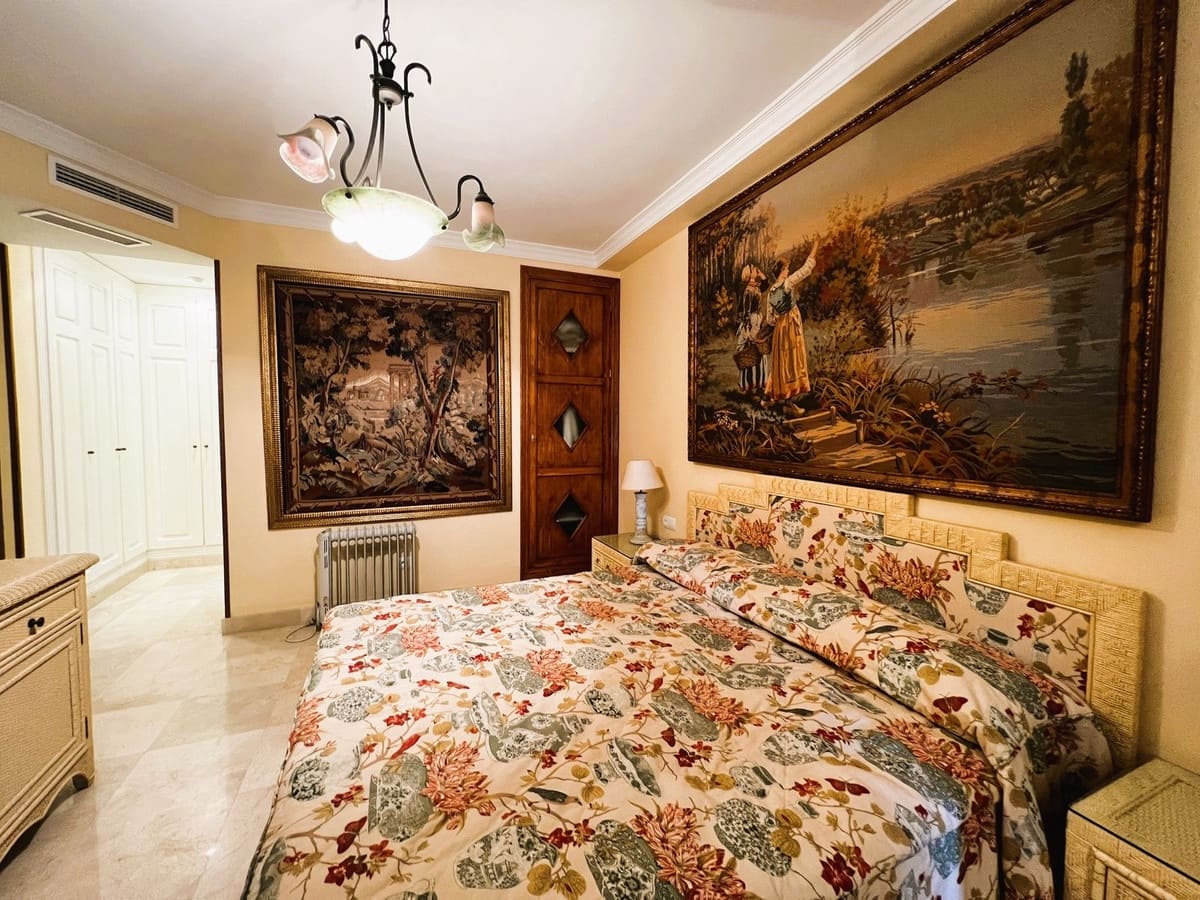 2 bedroom Apartment for sale in Puerto Banus with pool - € 950,000 (Ref: 9480455)