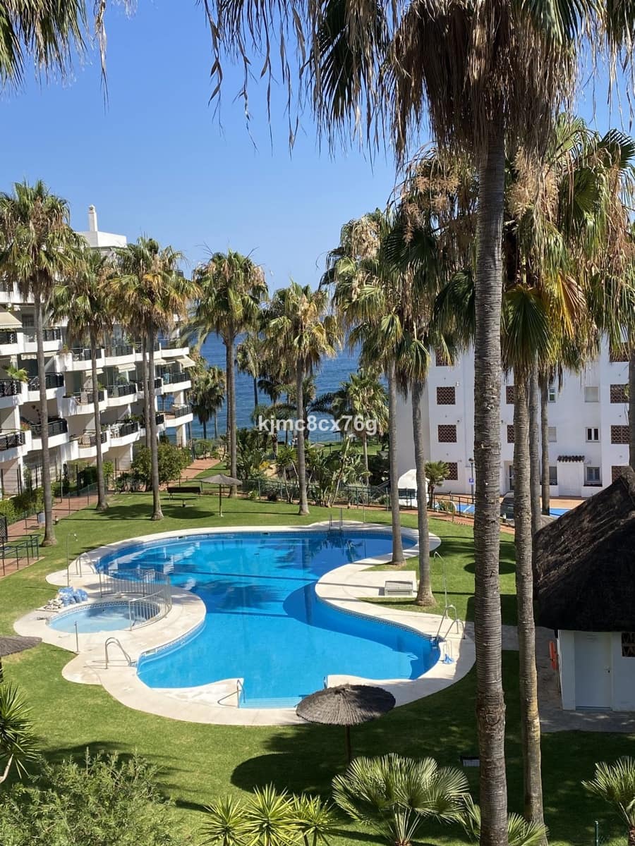 3 bedroom Apartment for sale in Calahonda with pool - € 950,000 (Ref: 9480456)