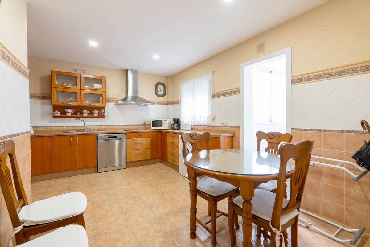 3 bedroom Apartment for sale in Estepona - € 950,000 (Ref: 9480457)