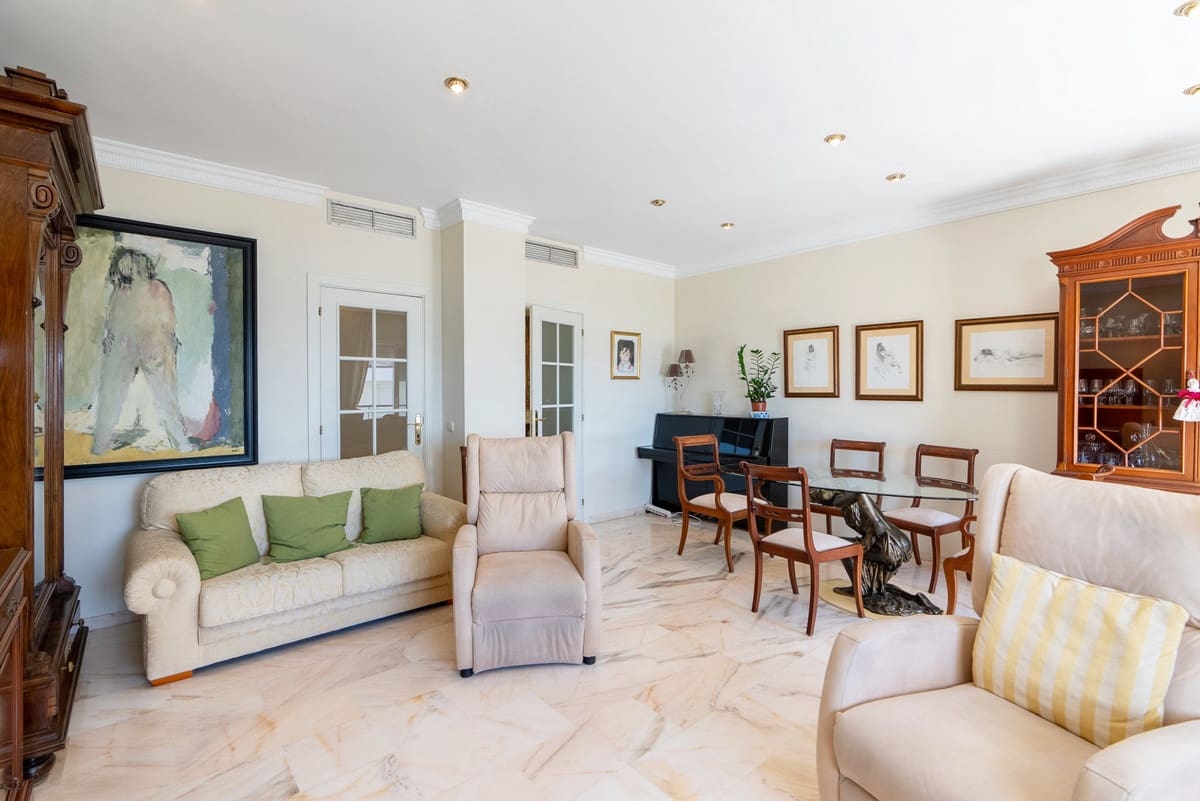 3 bedroom Apartment for sale in Estepona - € 950,000 (Ref: 9480457)