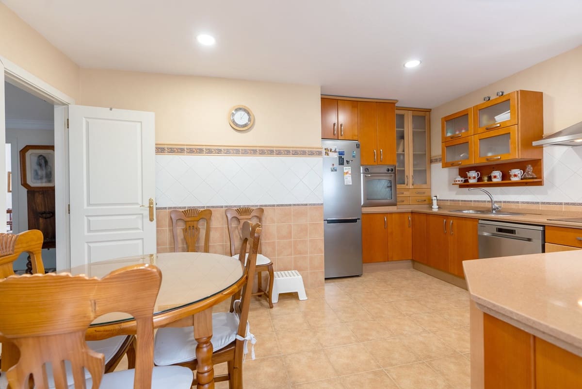 3 bedroom Apartment for sale in Estepona - € 950,000 (Ref: 9480457)