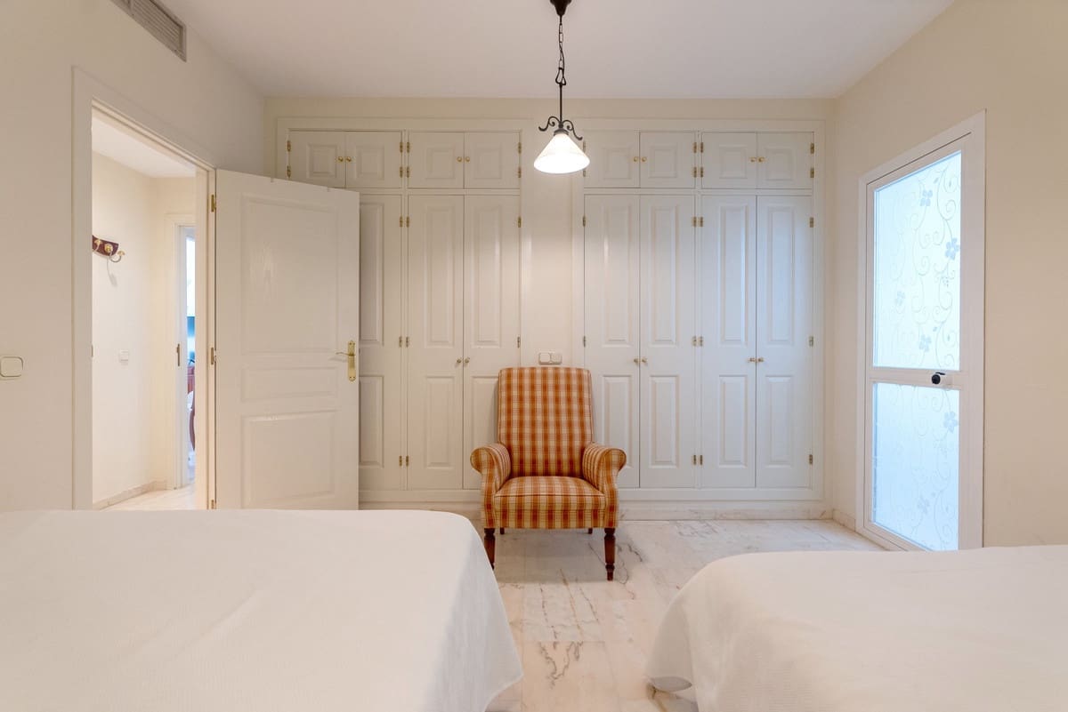 3 bedroom Apartment for sale in Estepona - € 950,000 (Ref: 9480457)