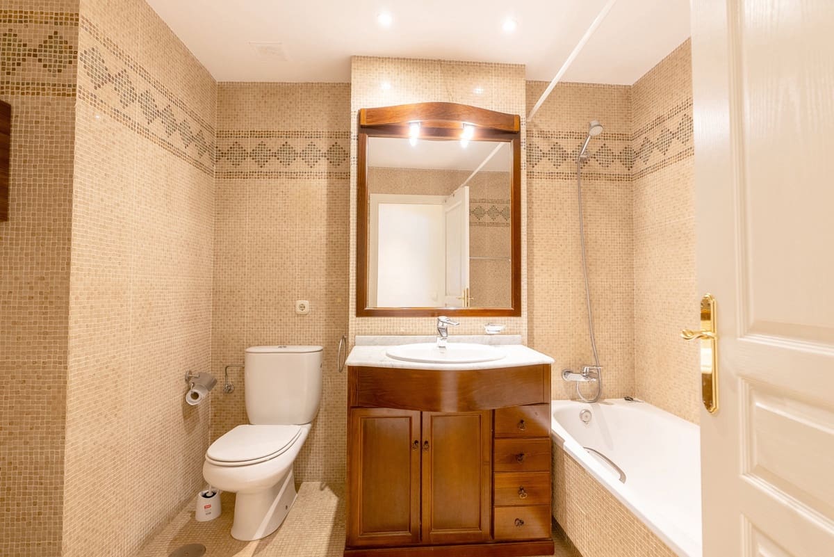 3 bedroom Apartment for sale in Estepona - € 950,000 (Ref: 9480457)