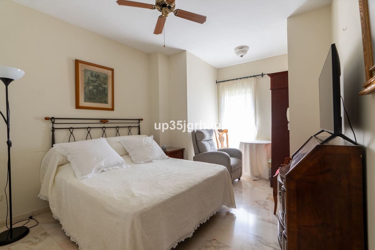 3 bedroom Apartment for sale in Estepona - € 950,000 (Ref: 9480458)