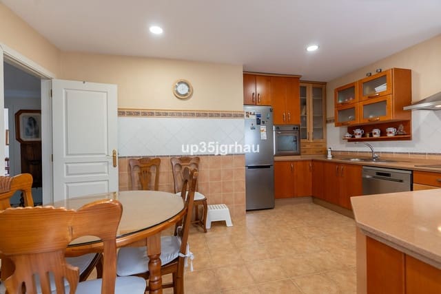 3 bedroom Apartment for sale in Centro, Estepona - € 950,000 (Ref: 9480458)