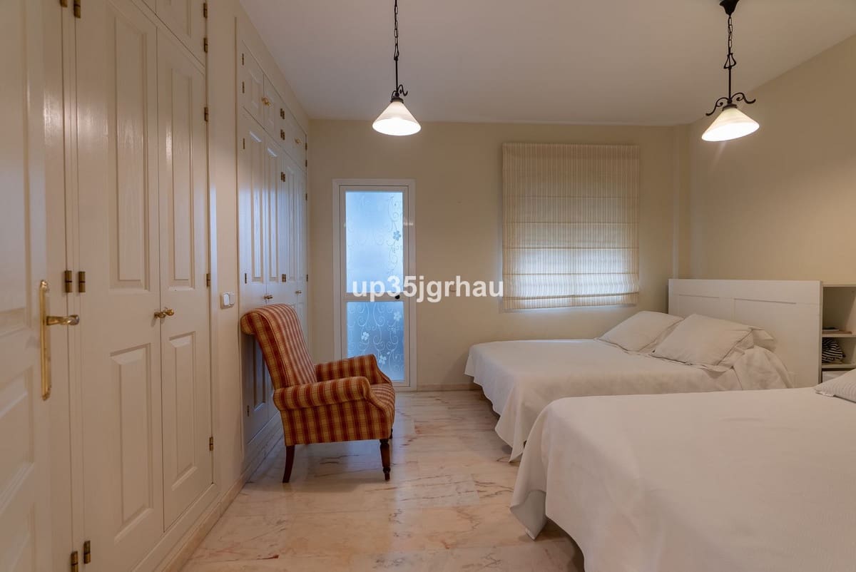 3 bedroom Apartment for sale in Estepona - € 950,000 (Ref: 9480458)