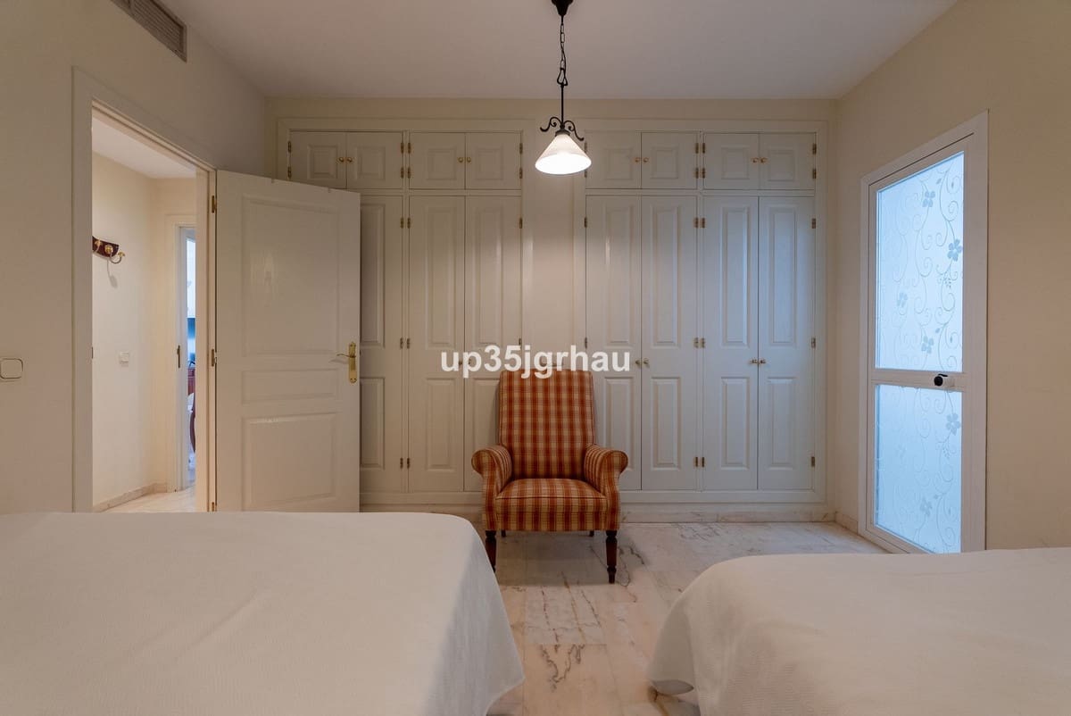 3 bedroom Apartment for sale in Estepona - € 950,000 (Ref: 9480458)