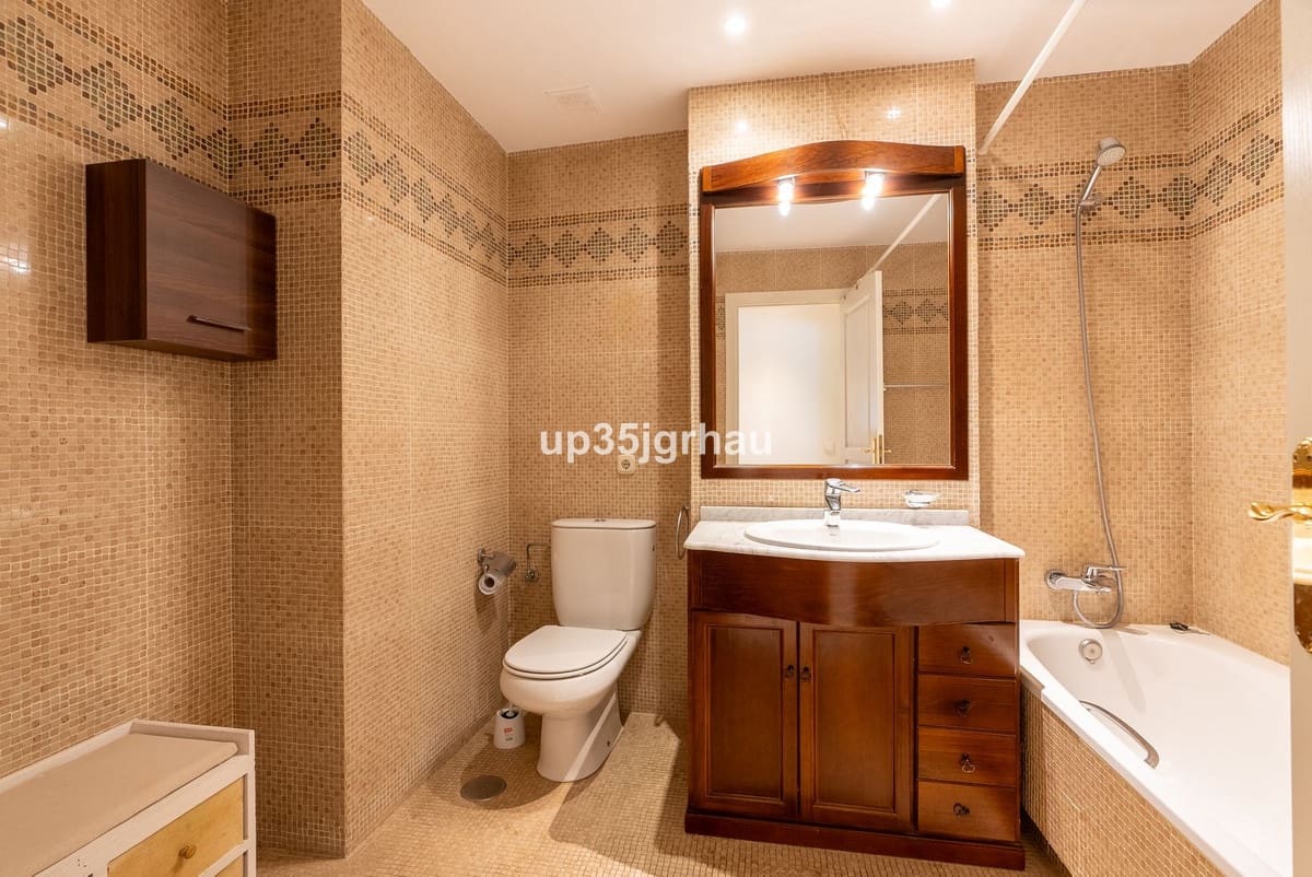 3 bedroom Apartment for sale in Estepona - € 950,000 (Ref: 9480458)