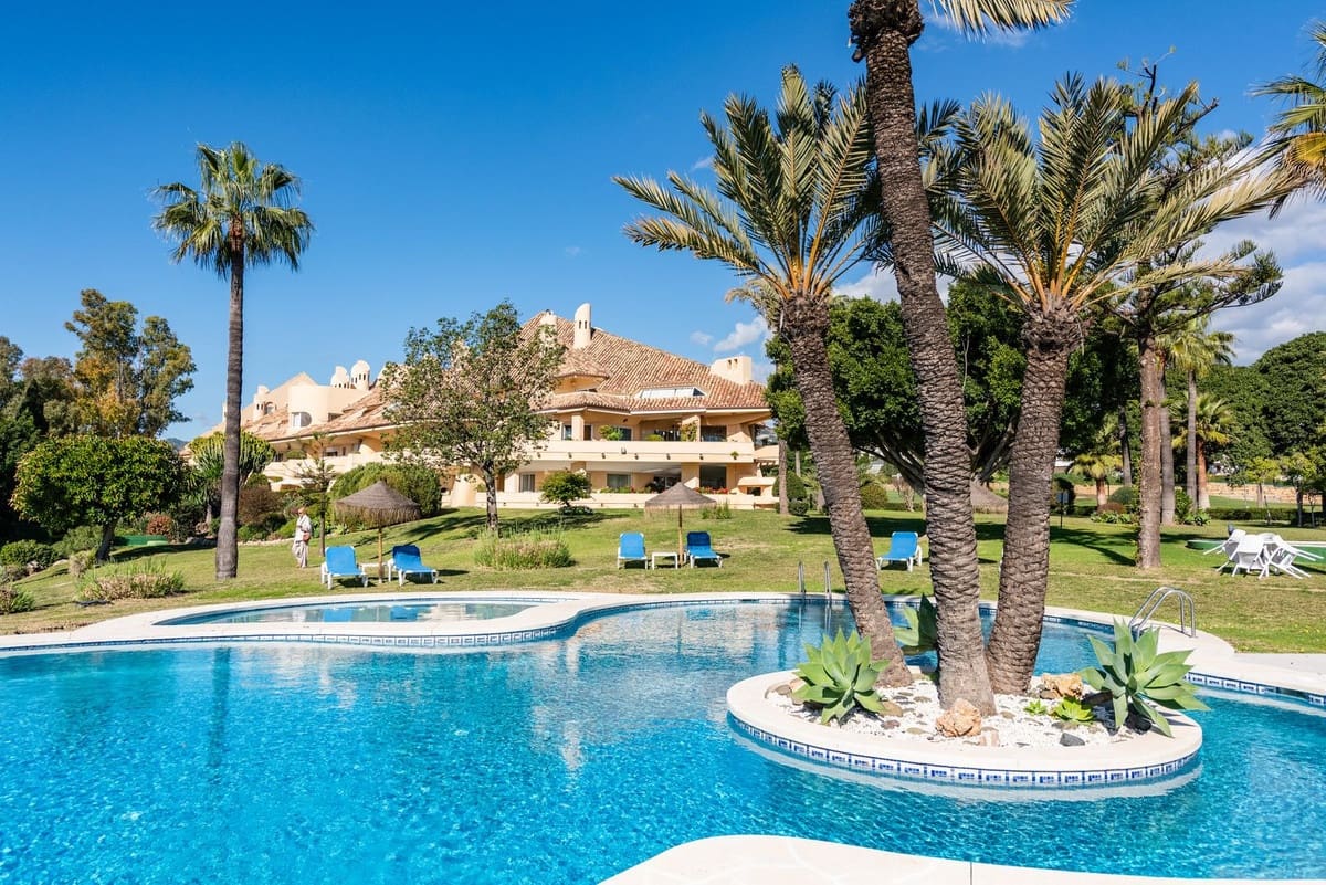 3 soveværelse Lejlighed til salg i Nueva Andalucia med swimmingpool - € 950.000 (Ref: 9480460)
