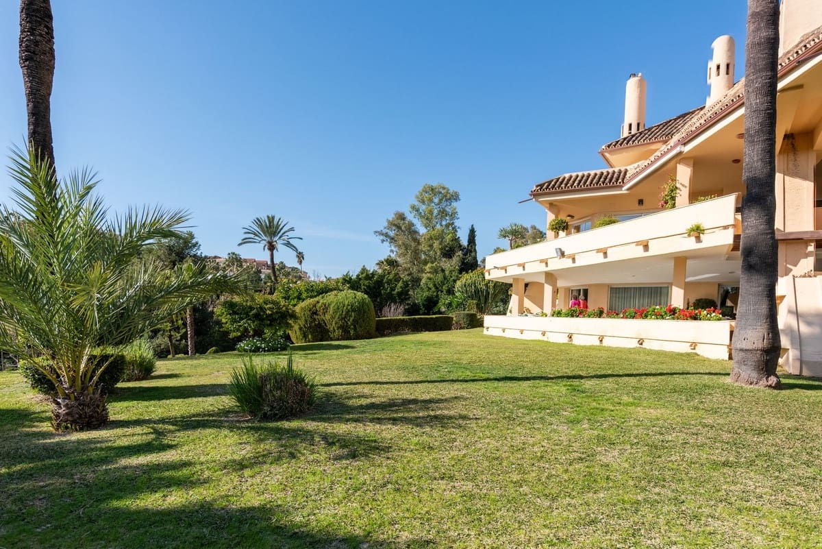 3 soveværelse Lejlighed til salg i Nueva Andalucia med swimmingpool - € 950.000 (Ref: 9480460)