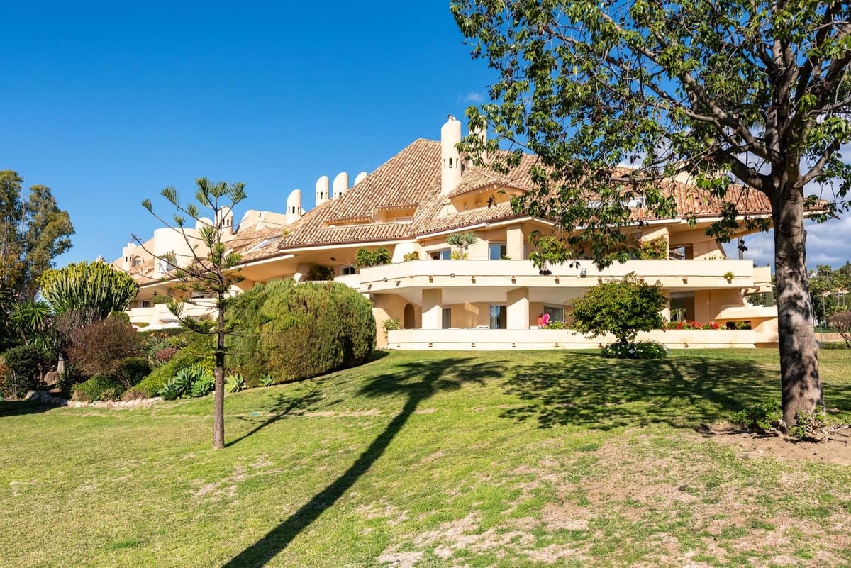 3 soveværelse Lejlighed til salg i Nueva Andalucia med swimmingpool - € 950.000 (Ref: 9480460)