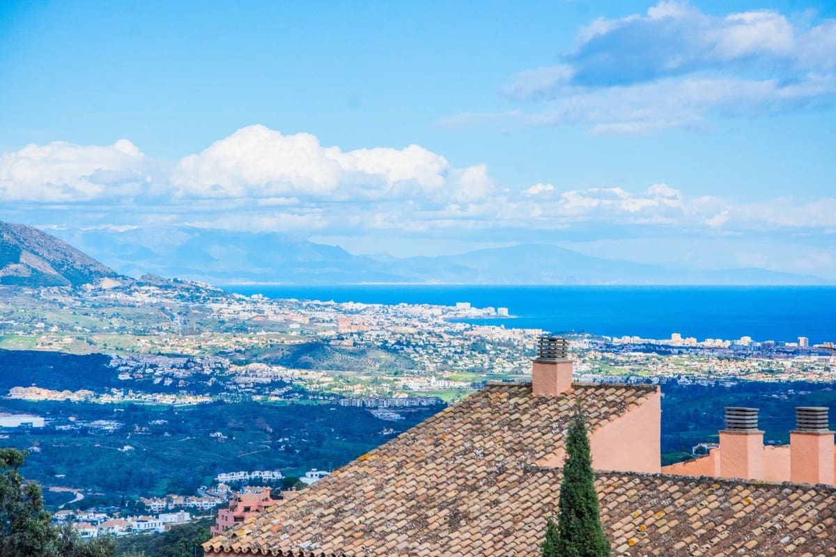 3 bedroom Apartment for sale in La Mairena with pool - € 950,000 (Ref: 9480461)