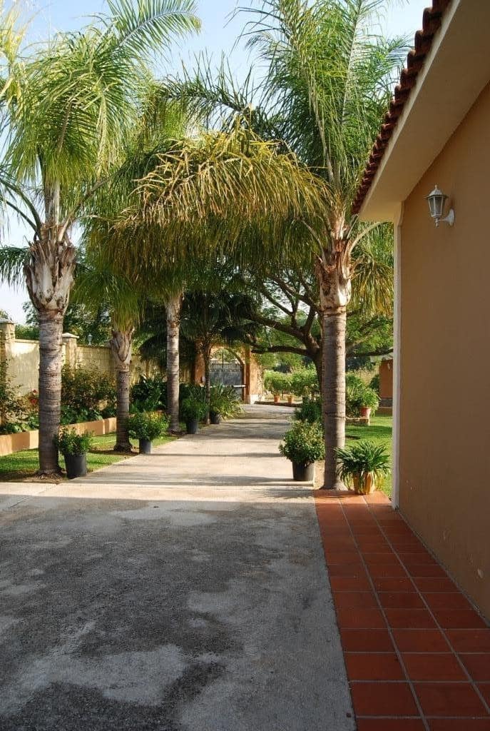 4 bedroom Villa for sale in Alhaurin de la Torre with garage - € 950,000 (Ref: 9480468)