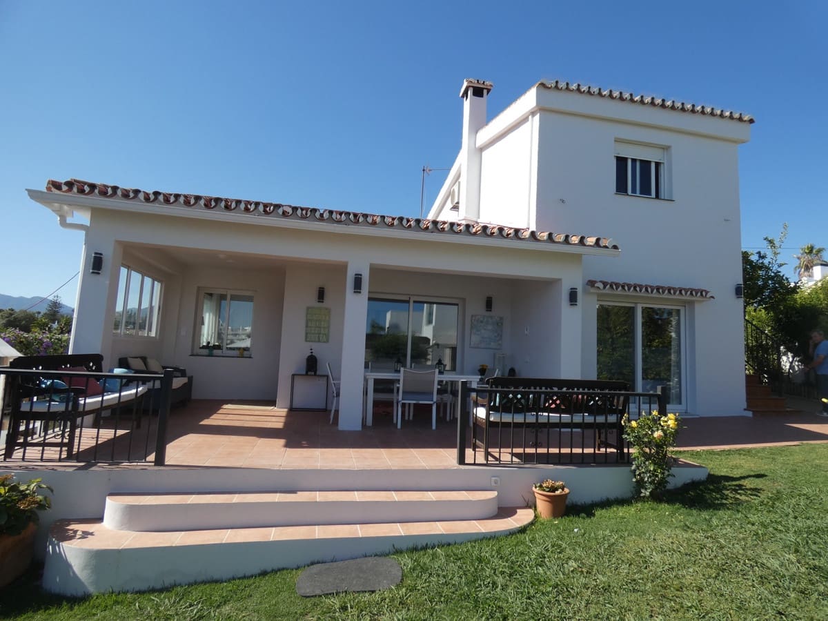 5 bedroom Villa for sale in San Pedro de Alcantara - € 950,000 (Ref: 9480469)