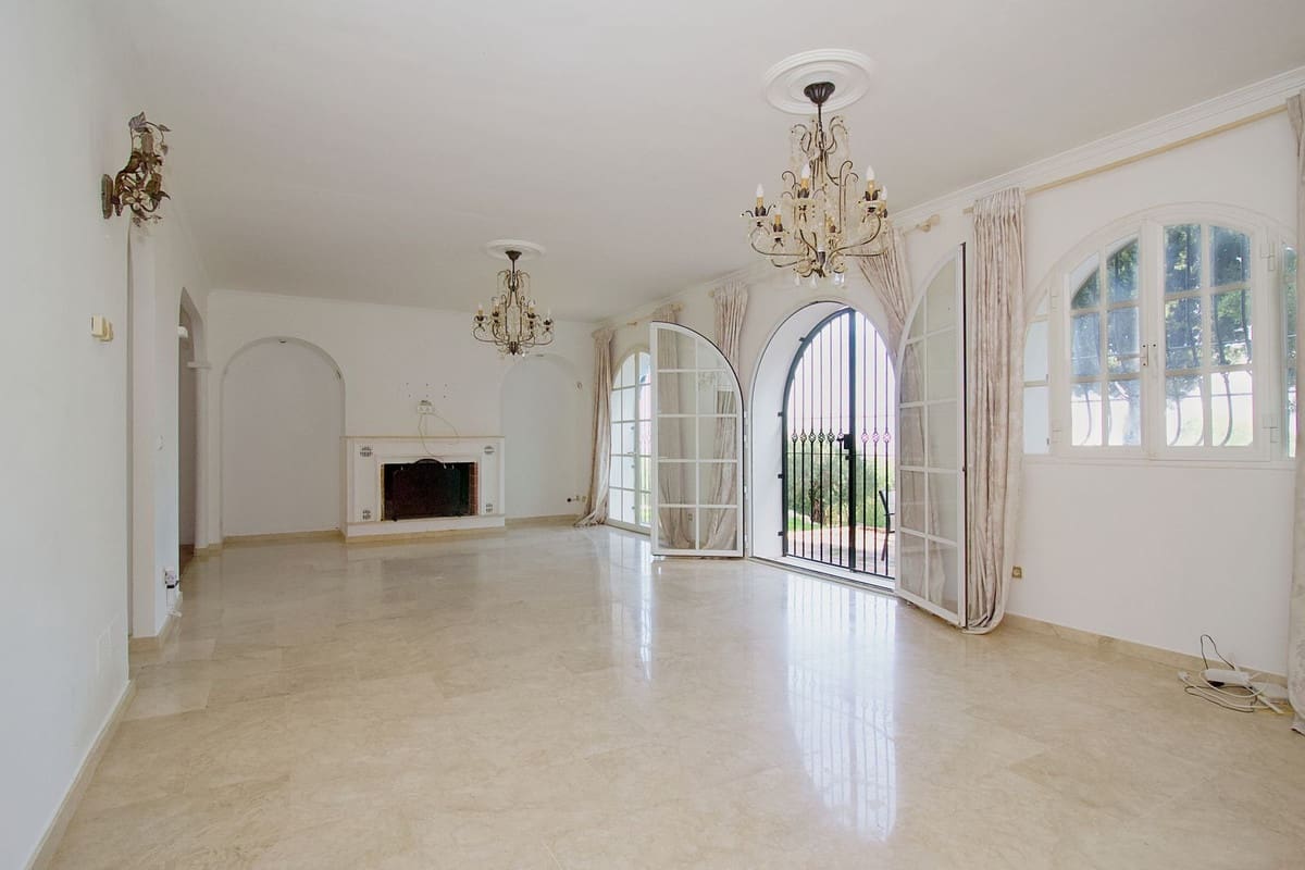 5 bedroom Villa for sale in Alhaurin el Grande with pool garage - € 950,000 (Ref: 9480470)