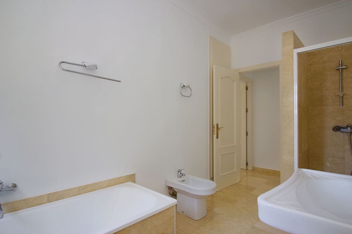 5 bedroom Villa for sale in Alhaurin el Grande with pool garage - € 950,000 (Ref: 9480470)