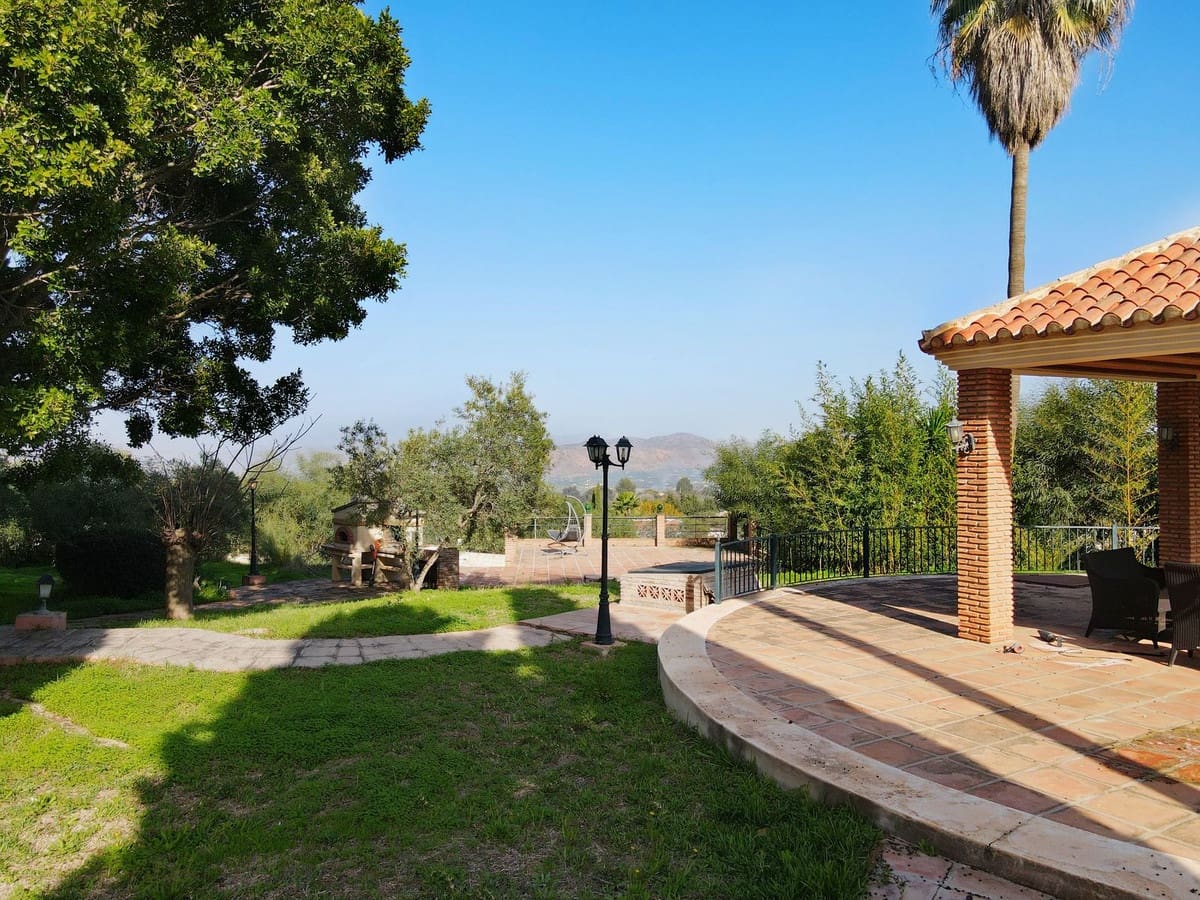 5 bedroom Villa for sale in Alhaurin el Grande with pool garage - € 950,000 (Ref: 9480470)