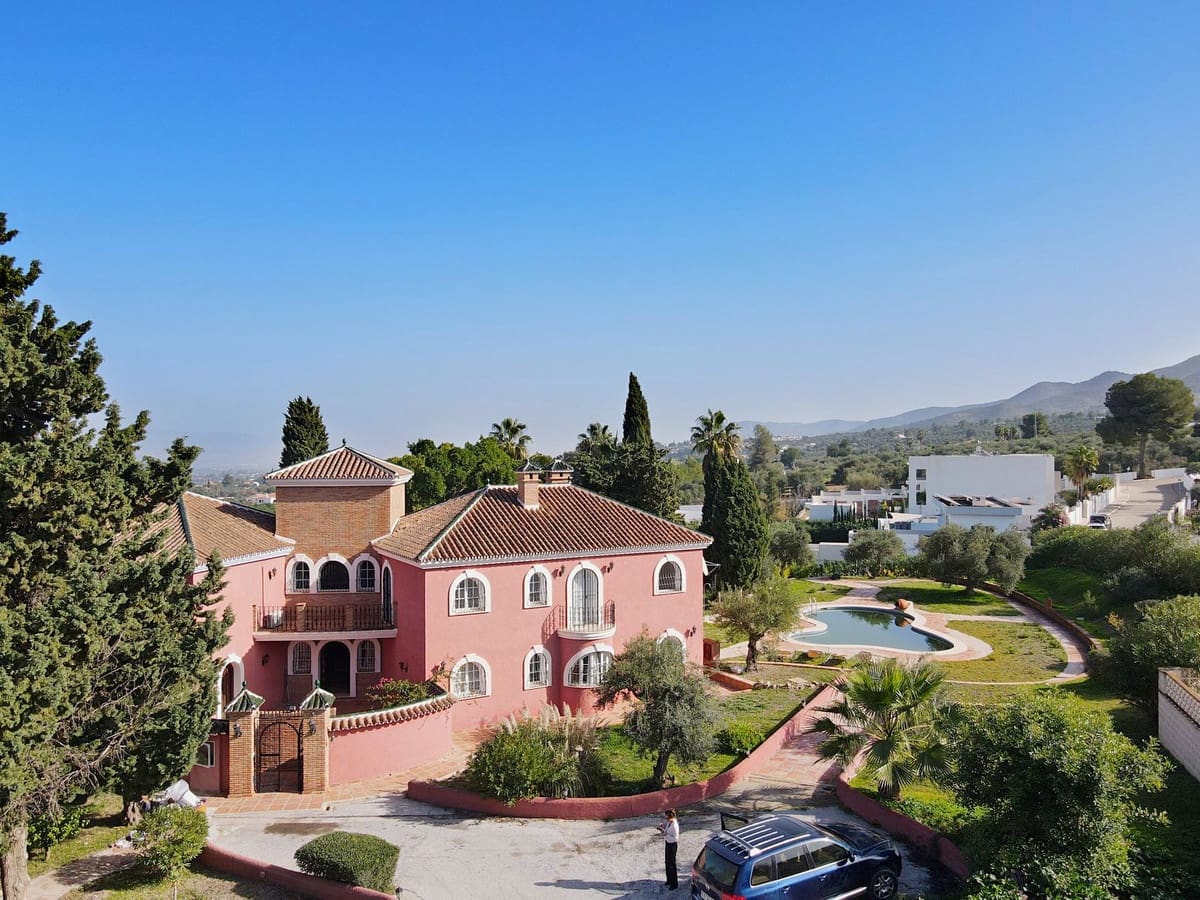 5 bedroom Villa for sale in Alhaurin el Grande with pool garage - € 950,000 (Ref: 9480470)