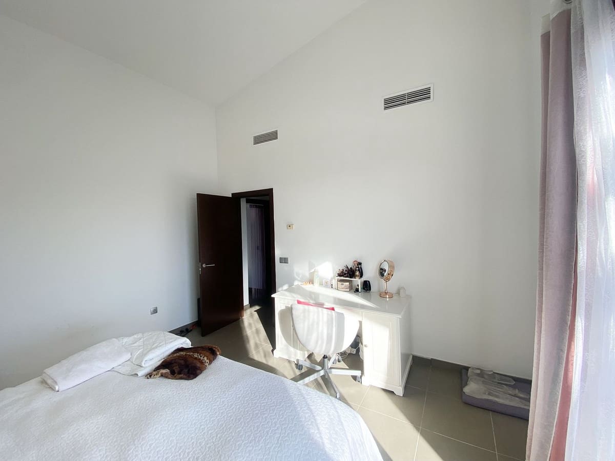 5 soveværelse Semi-Rækkehus til salg i Estepona med swimmingpool - € 950.000 (Ref: 9480474)