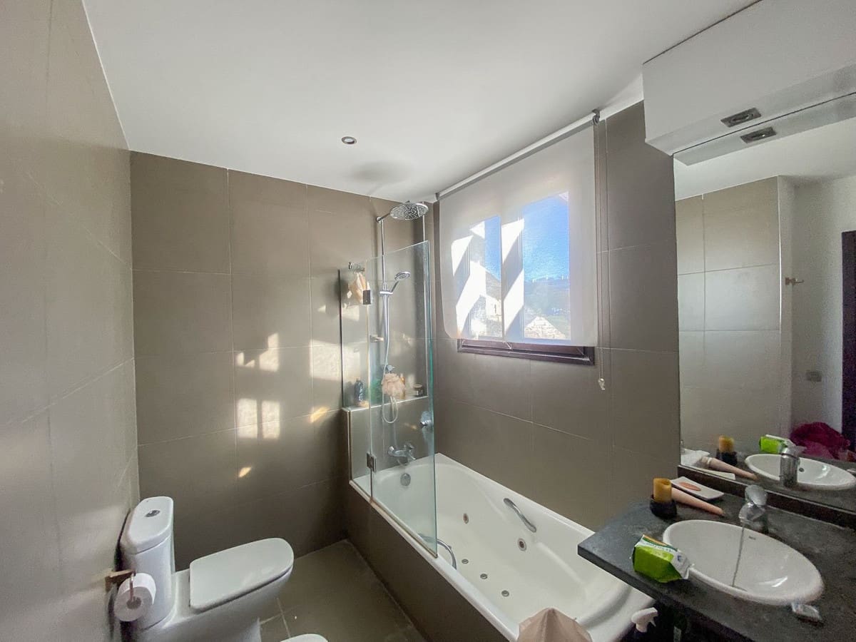 5 soveværelse Semi-Rækkehus til salg i Estepona med swimmingpool - € 950.000 (Ref: 9480474)