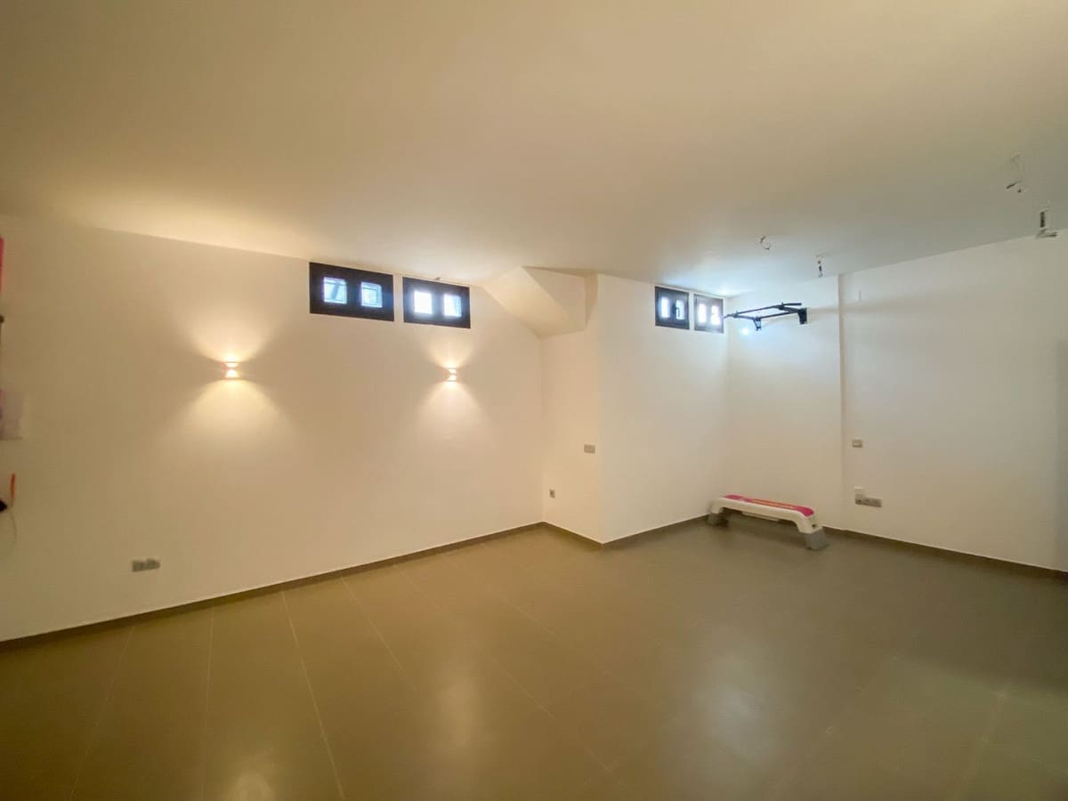 5 soveværelse Semi-Rækkehus til salg i Estepona med swimmingpool - € 950.000 (Ref: 9480474)