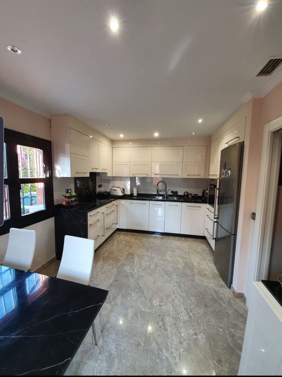 4 bedroom Townhouse for sale in San Pedro de Alcantara with pool - € 1,200,000 (Ref: 9480476)