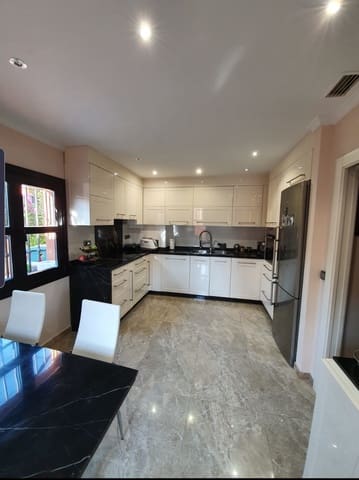 4 quarto Casa em Banda para venda em San Pedro de Alcántara Pueblo, Marbella com piscina - 1 200 000 € (Ref: 9480476)