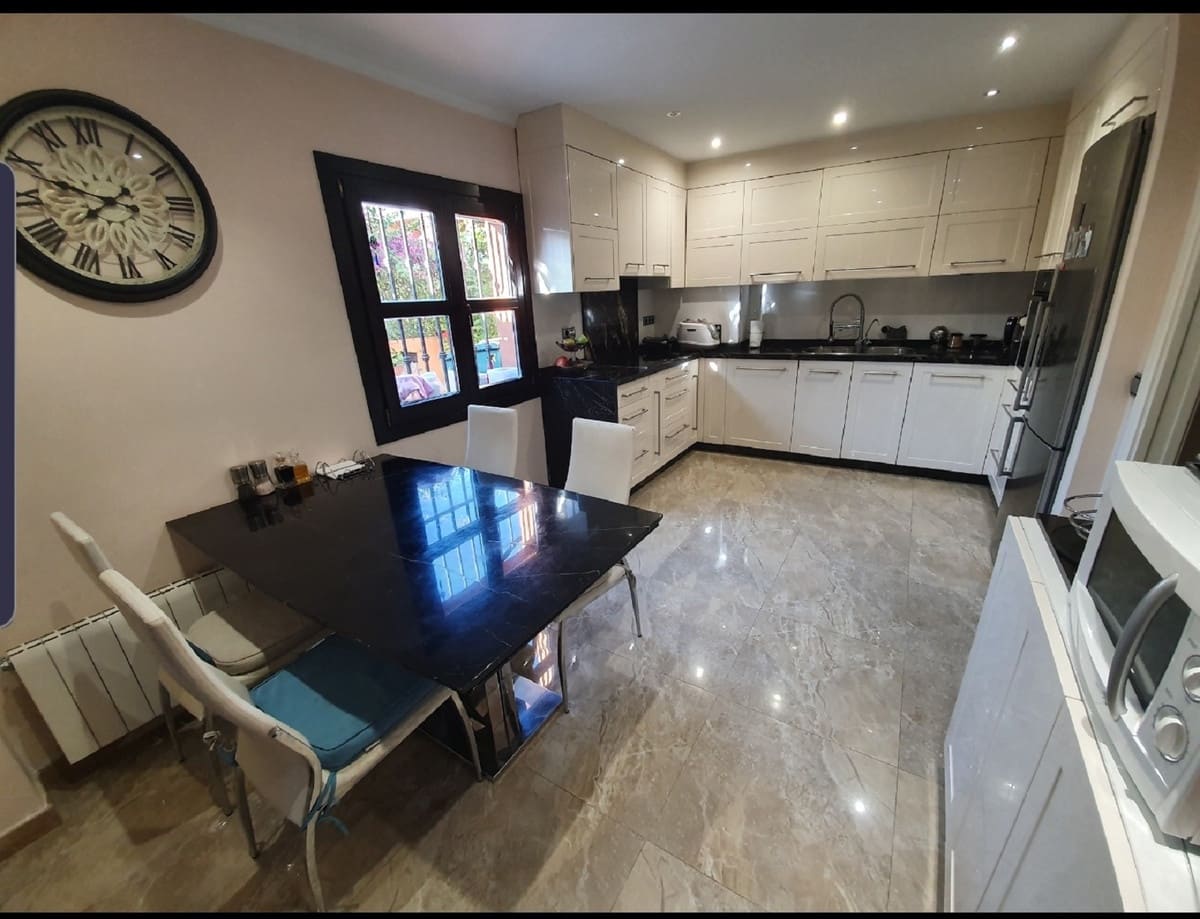 4 bedroom Townhouse for sale in San Pedro de Alcantara with pool - € 1,200,000 (Ref: 9480476)