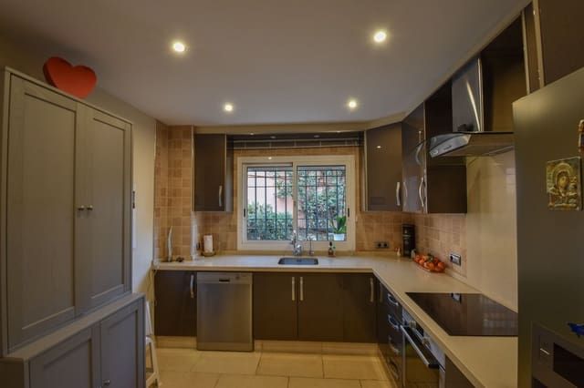 Casa de 4 habitaciones en La Dama de Noche - La Alzambra, Marbella en venta con piscina garaje - 950.000 € (Ref: 9480477)