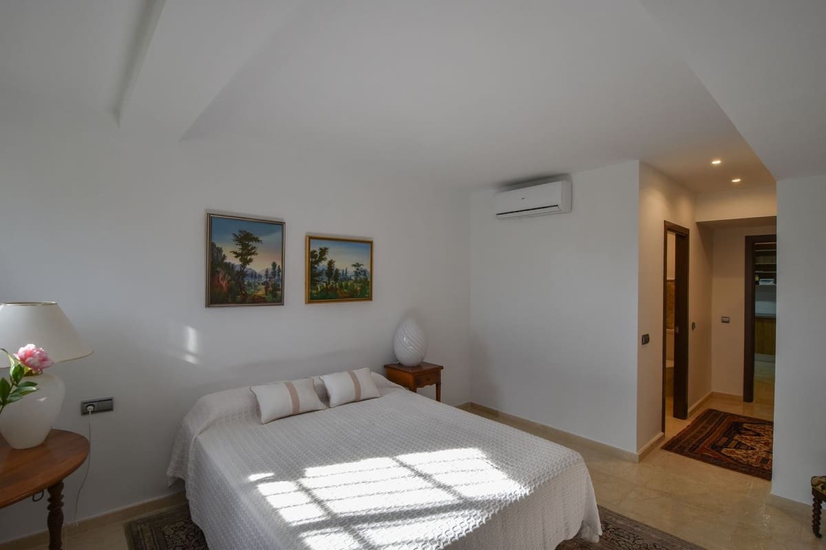 Casa de 4 habitaciones en Nueva Andalucia en venta con piscina garaje - 950.000 € (Ref: 9480477)