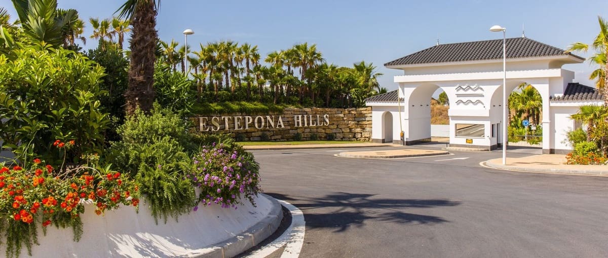 2 bedroom Penthouse for sale in Estepona with pool garage - € 960,000 (Ref: 9480485)