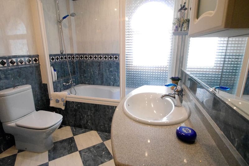 5 bedroom Villa for sale in La Cala de Mijas with pool garage - € 965,000 (Ref: 9480489)