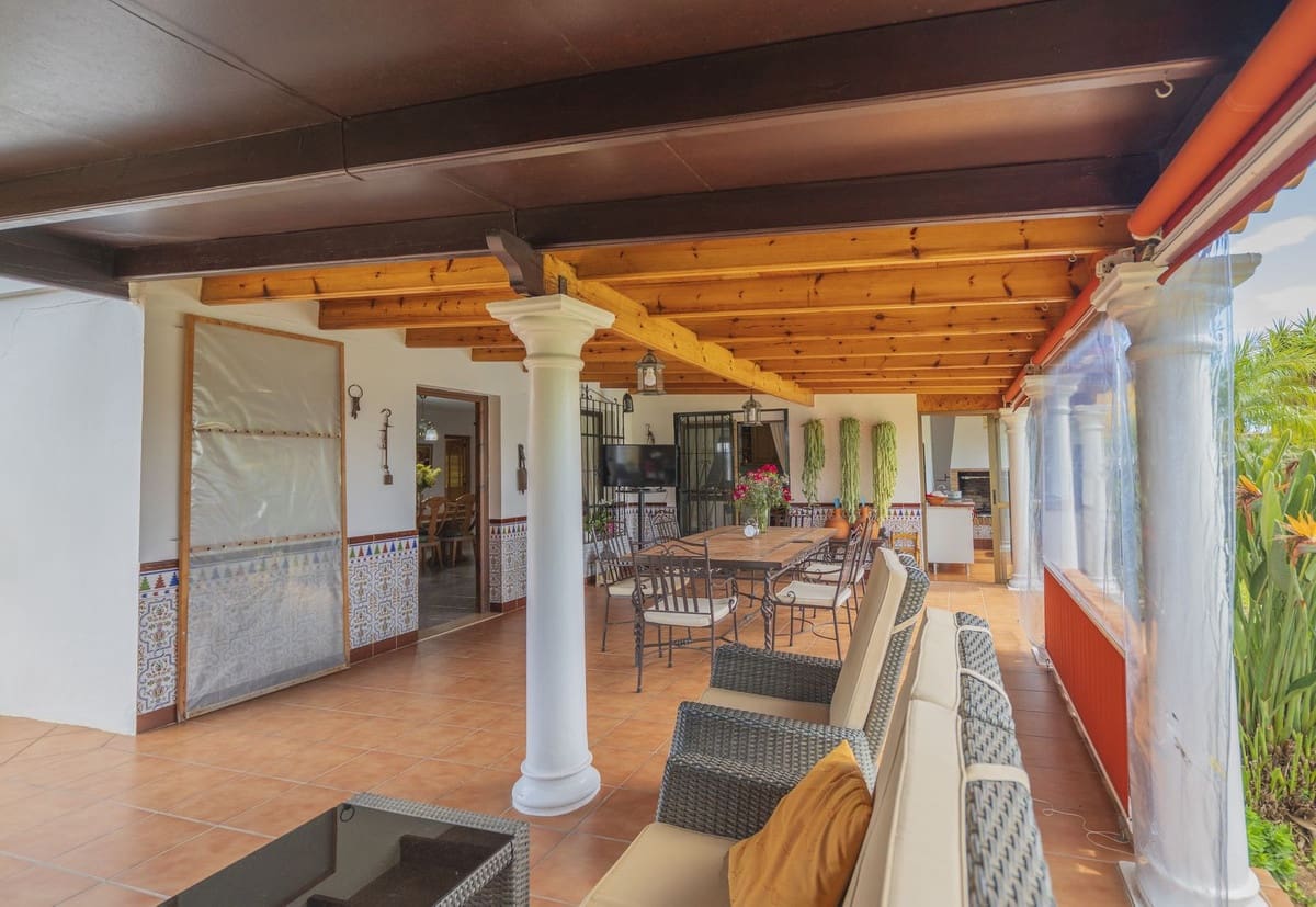 3 bedroom Villa for sale in Las Chapas with pool - € 970,000 (Ref: 9480492)