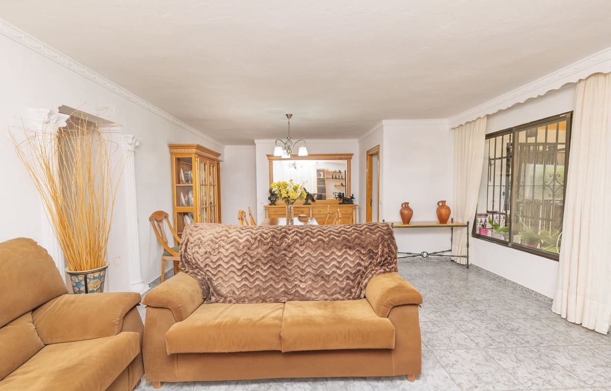 3 bedroom Villa for sale in Las Chapas with pool - € 970,000 (Ref: 9480492)