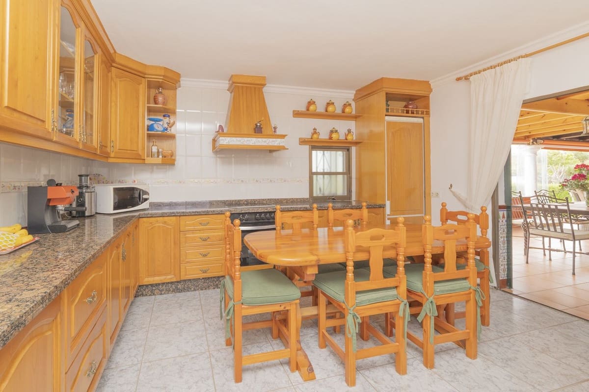 3 bedroom Villa for sale in Las Chapas with pool - € 970,000 (Ref: 9480492)