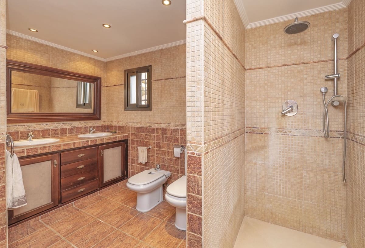 3 bedroom Villa for sale in Las Chapas with pool - € 970,000 (Ref: 9480492)