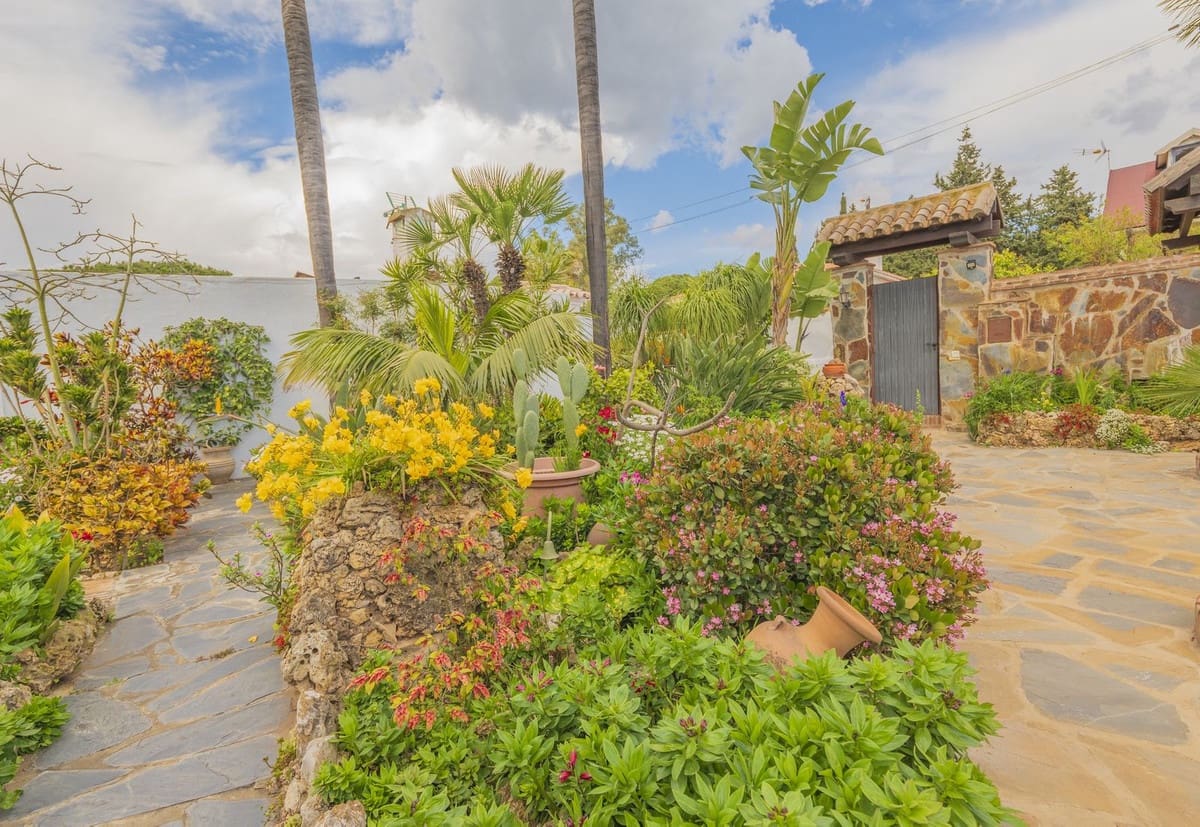 3 bedroom Villa for sale in Las Chapas with pool - € 970,000 (Ref: 9480492)