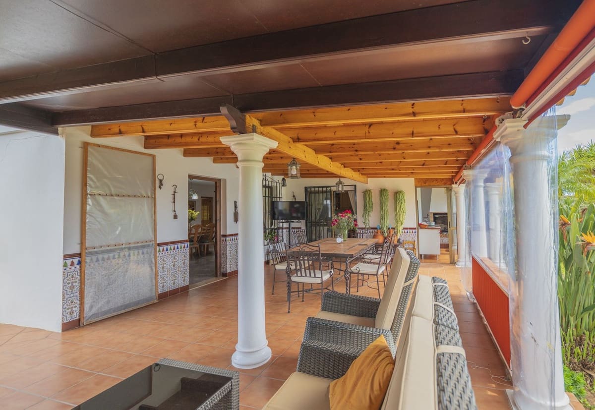 3 bedroom Villa for sale in Las Chapas with pool - € 970,000 (Ref: 9480492)