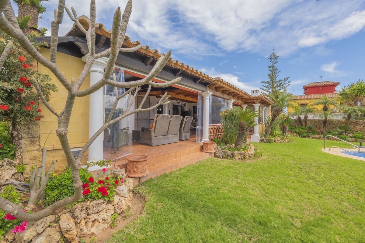 3 bedroom Villa for sale in Las Chapas with pool - € 970,000 (Ref: 9480492)
