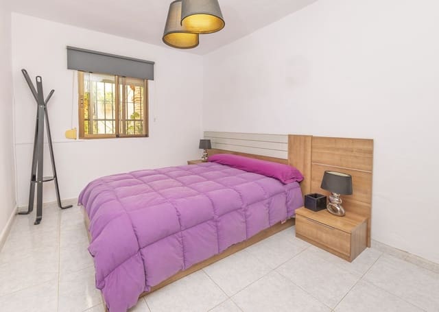 3 quarto Moradia para venda em Las Chapas, Marbella com piscina - 970 000 € (Ref: 9480492)