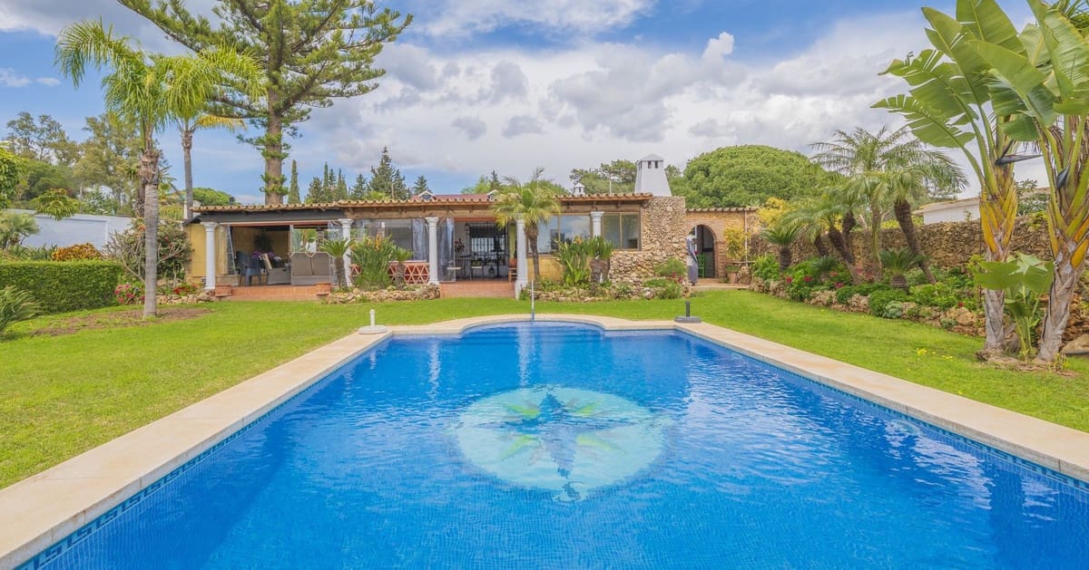 3 bedroom Villa for sale in Las Chapas with pool - € 970,000 (Ref: 9480492)