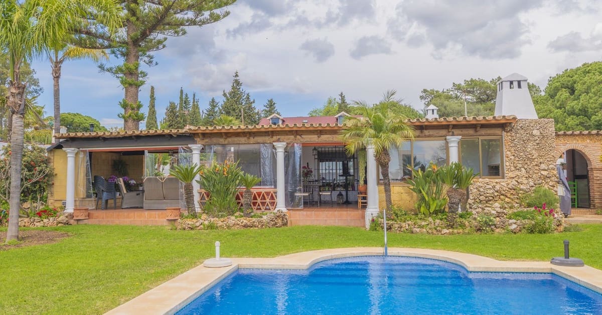 3 bedroom Villa for sale in Las Chapas with pool - € 970,000 (Ref: 9480492)