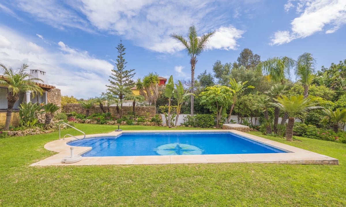 3 bedroom Villa for sale in Las Chapas with pool - € 970,000 (Ref: 9480492)