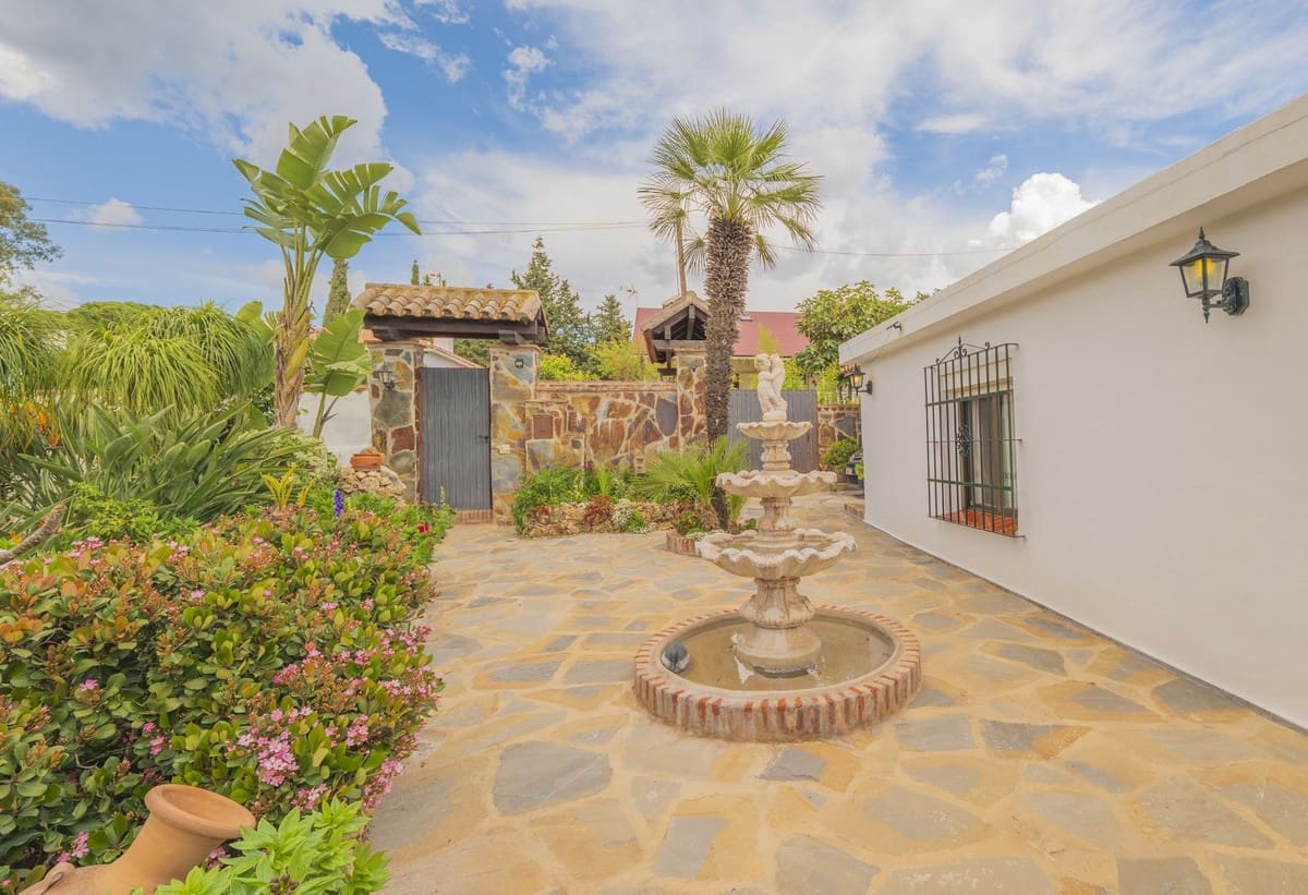 3 bedroom Villa for sale in Las Chapas with pool - € 970,000 (Ref: 9480492)