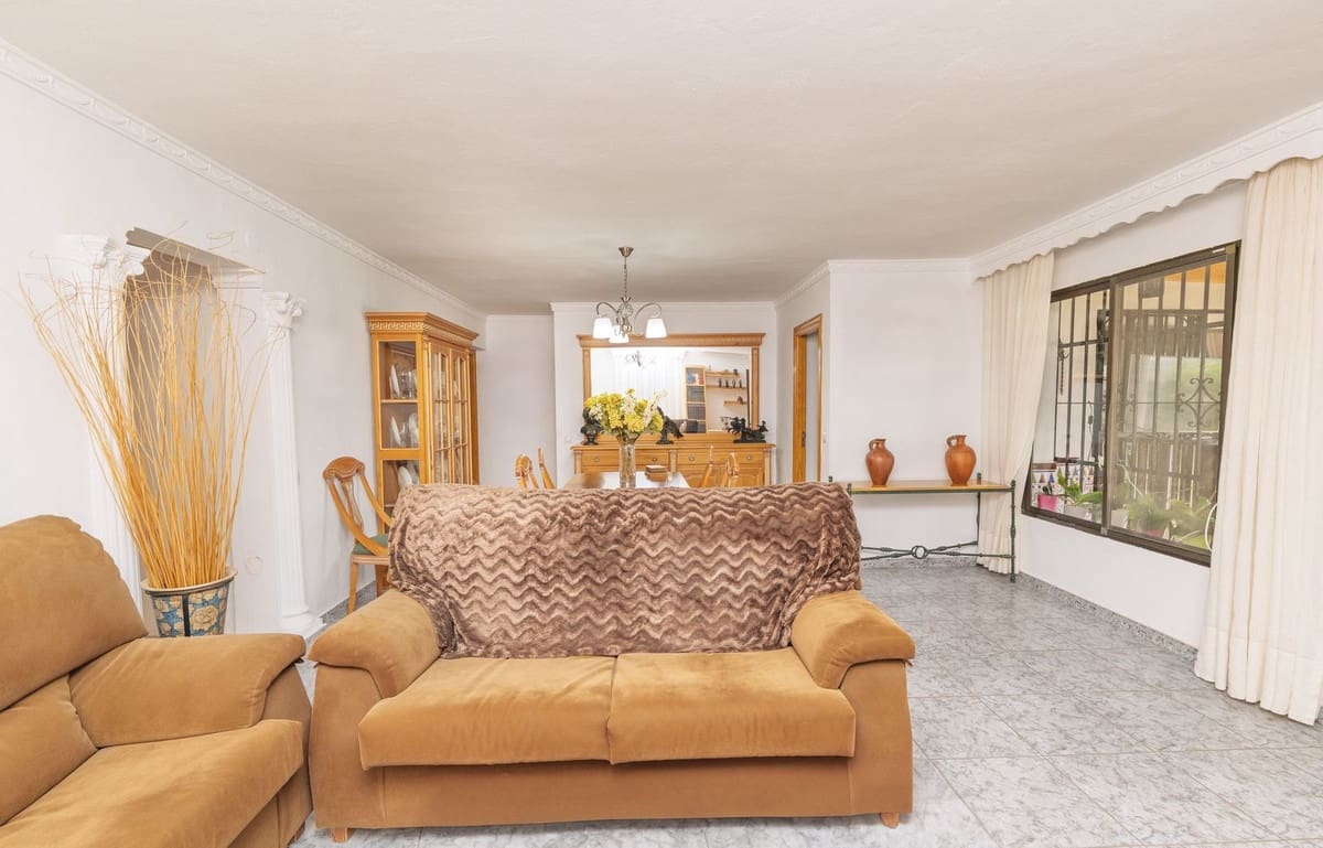 3 bedroom Villa for sale in Las Chapas with pool - € 970,000 (Ref: 9480492)