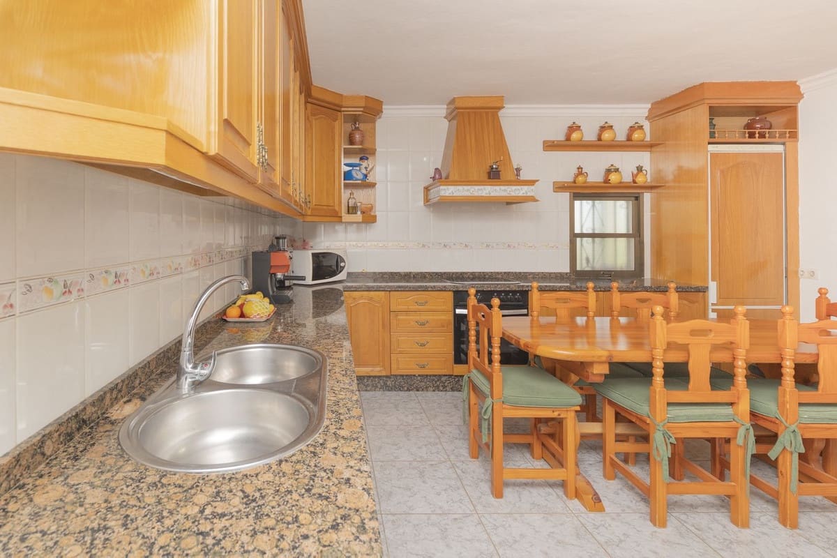 3 bedroom Villa for sale in Las Chapas with pool - € 970,000 (Ref: 9480492)