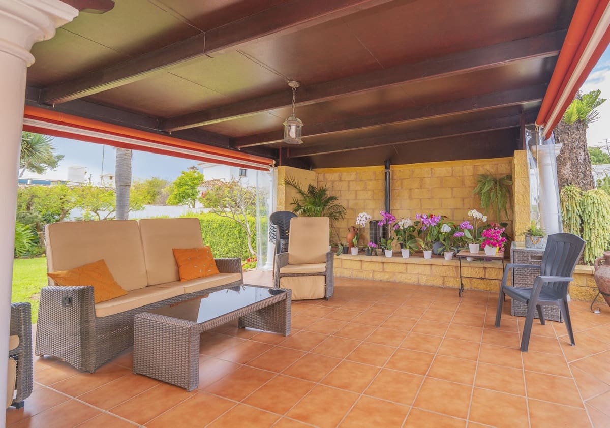 3 bedroom Villa for sale in Las Chapas with pool - € 970,000 (Ref: 9480492)