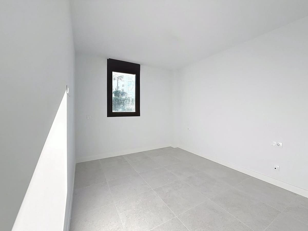 3 sypialnia Penthouse na sprzedaż w Estepona z basenem garażem - 975 000 € (Ref: 9480496)