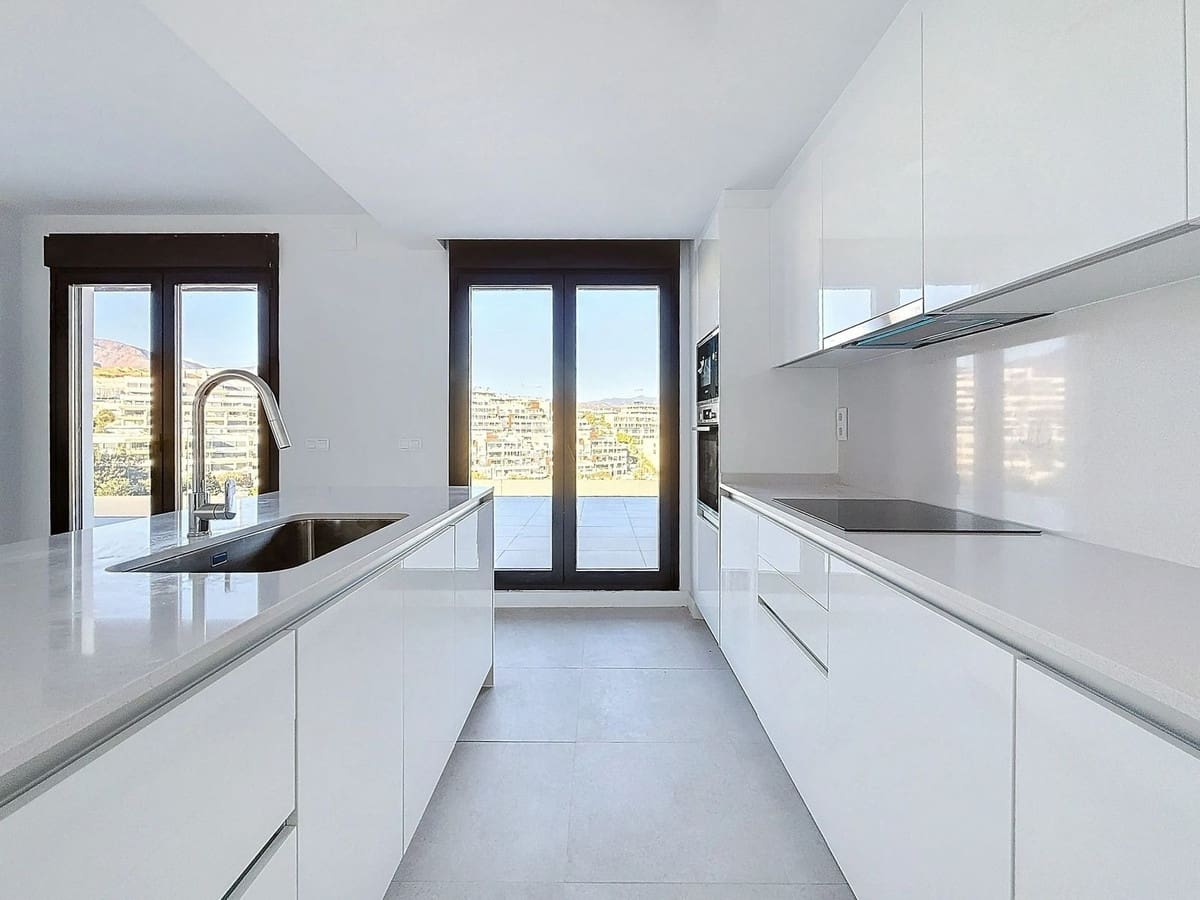 3 sypialnia Penthouse na sprzedaż w Estepona z basenem garażem - 975 000 € (Ref: 9480496)